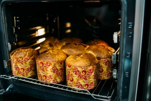 Memanggang kue di oven